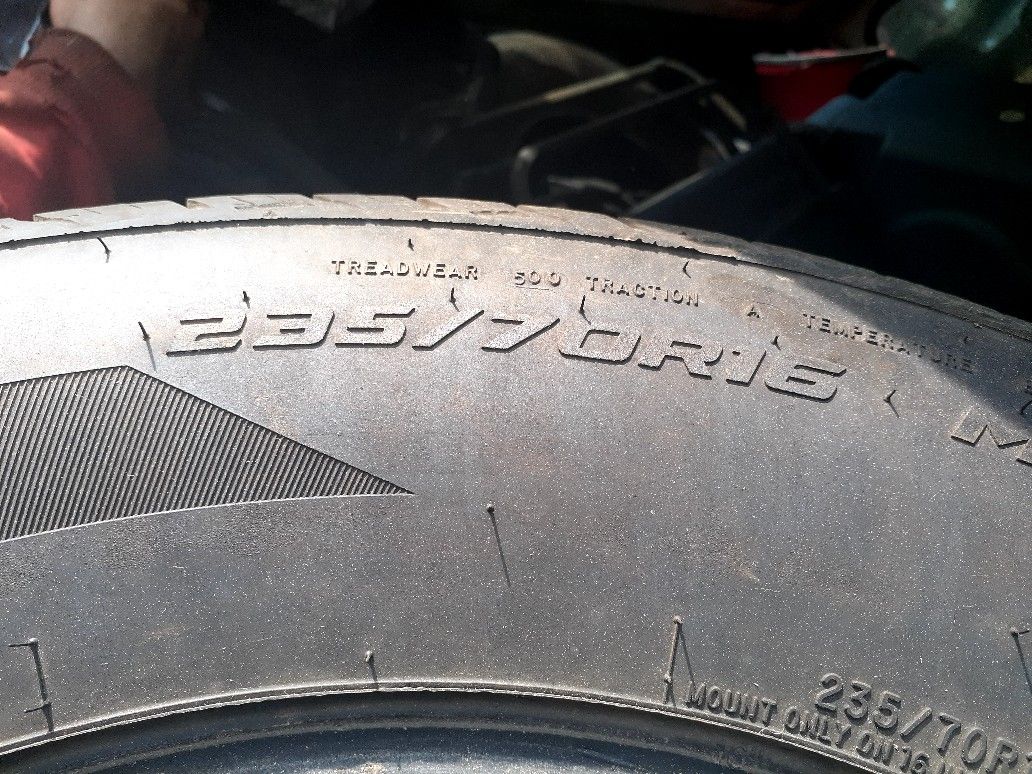 TIRES ALMOST NEW 235/70/R16 Times 2