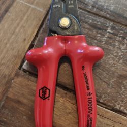 Wiha 1000V Insulated Stripping Pliers