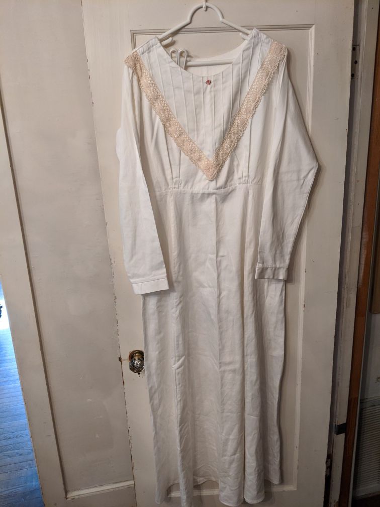Nightgown/nursing gown