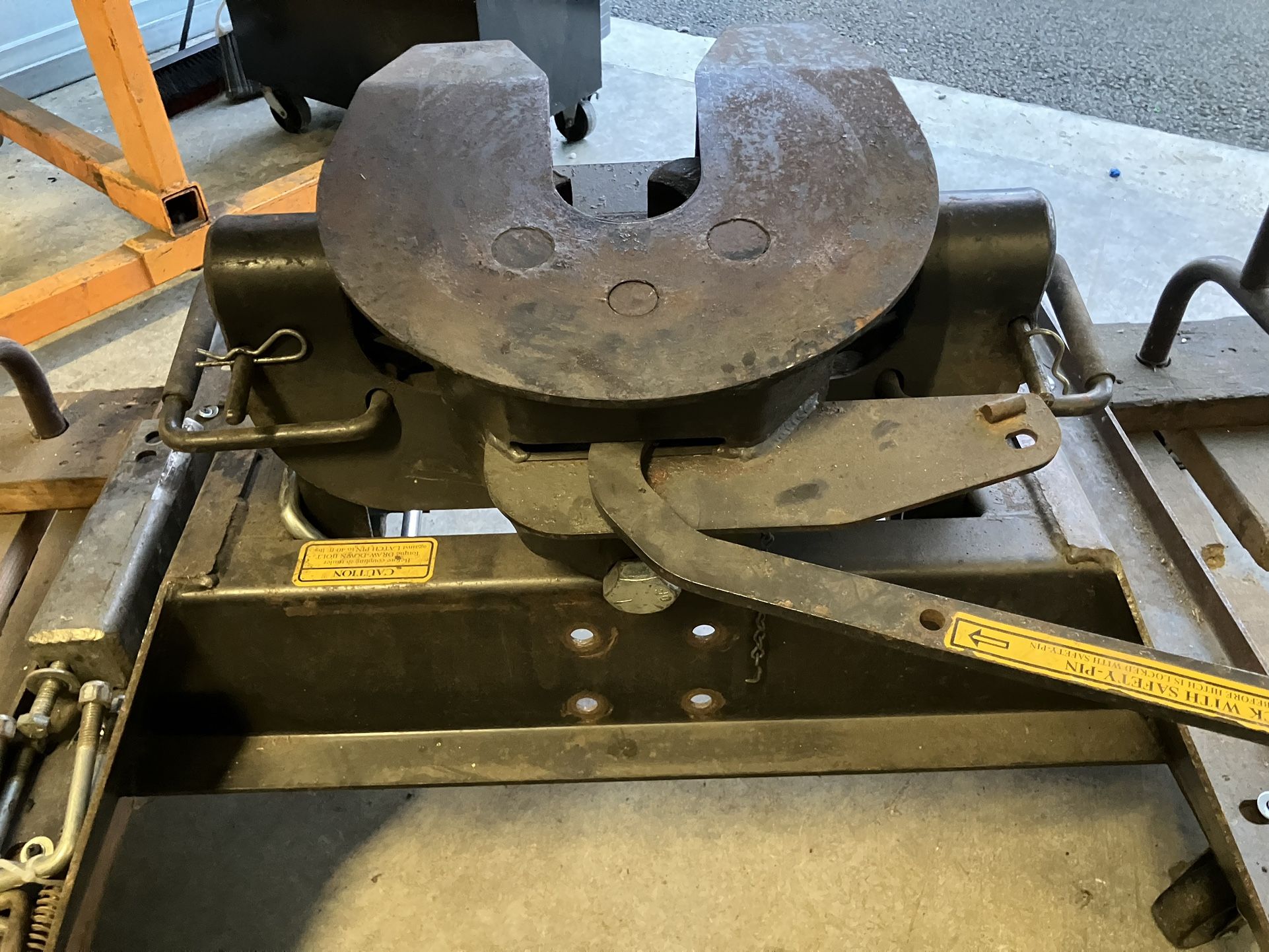 B&W 5th Wheel Hitch