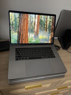 15.4 inch 2018 MacBook Pro i7 (6-core) (16GB DDR4 RAM/500GB SSD) w/ 100W Fast Charger