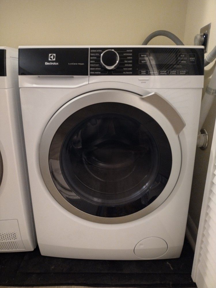 Electrolux 2.4 Cu ft. Front Load Washer For Parts!