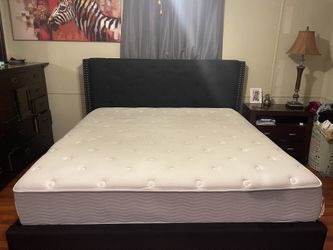 Black King bed W/ Bed frame & Headboard *COME PREPARED, MUST DISASSEMBLE WHEN PICKING UP*