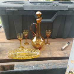 
Amber Carafe Decanter Three Glasses Lovely Glass Gold Leaf Collectible Barware Serving