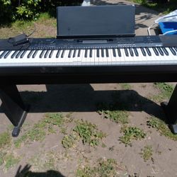 ! Casio Keyboard  CDP 235r  Works Good   One Key Doesn't Work 