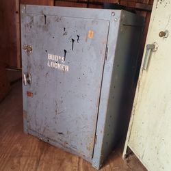Anyone Into Antique OLD Metal Locker Ww2