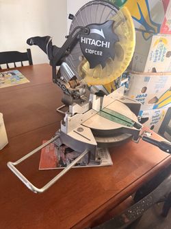 Hitachi C10FCE2 10-Inch Miter Saw