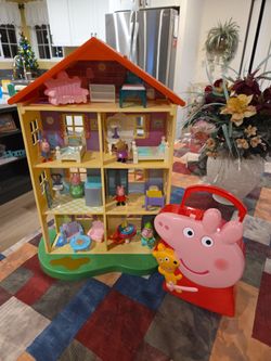 PEPPA PIG TALL TALKING HOUSE WITH ACCESSORIES  AND CARRY  CASE SEE DESCRIPTION