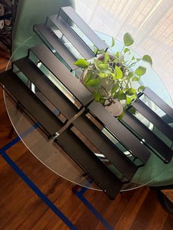 Extendable spice racks or fragrances displau