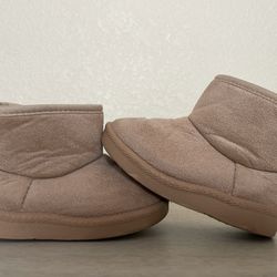 Toddler Shoes 6 “Uggs”