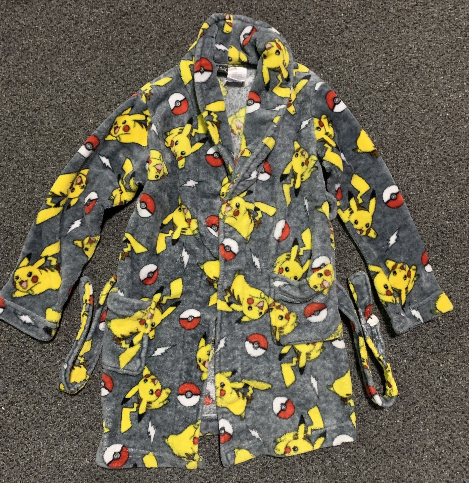 Pokémon Boys size 6/7 Pikachu and Pokeball fleece robe