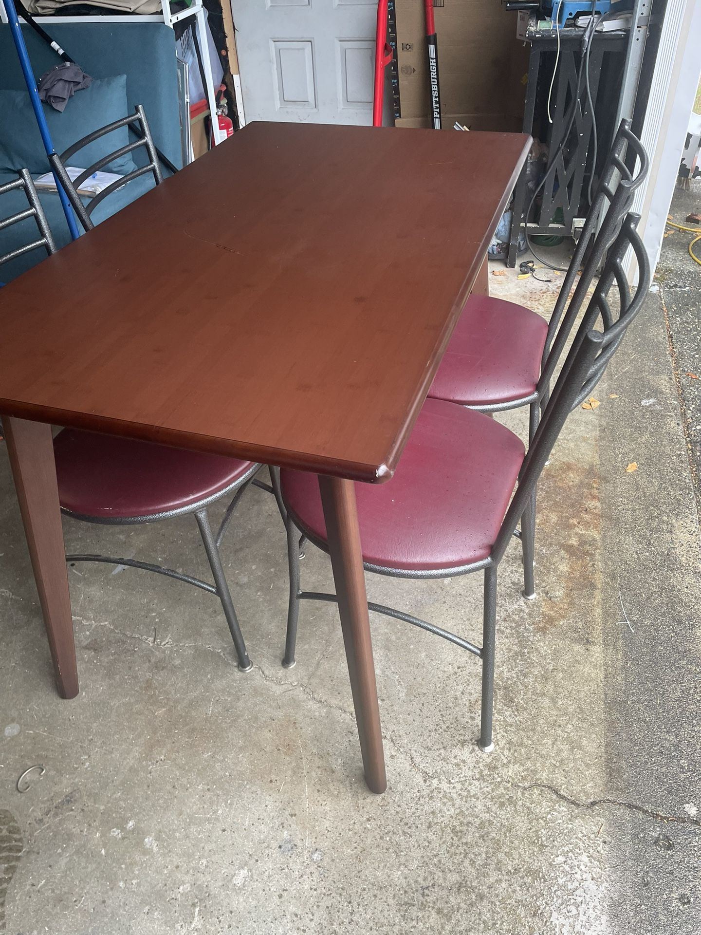 Nice Dining Table With 4 Leather Chairs