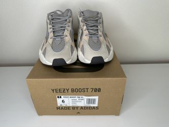 YEEZY 700 V2 CREAM DS NEW SIZE 6