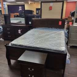 Four Piece Of Solid Wood Queen Bedroom Set Queen Bed Frame Dresser Mirror And Nightstand