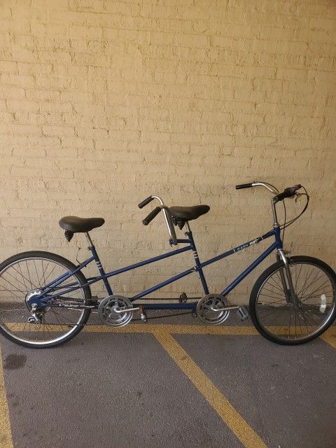 TANDEM BIKE ( EXCELLENT CONDITION. & LIKE NEW ) DELIVERY AVAILABLE NOW!
