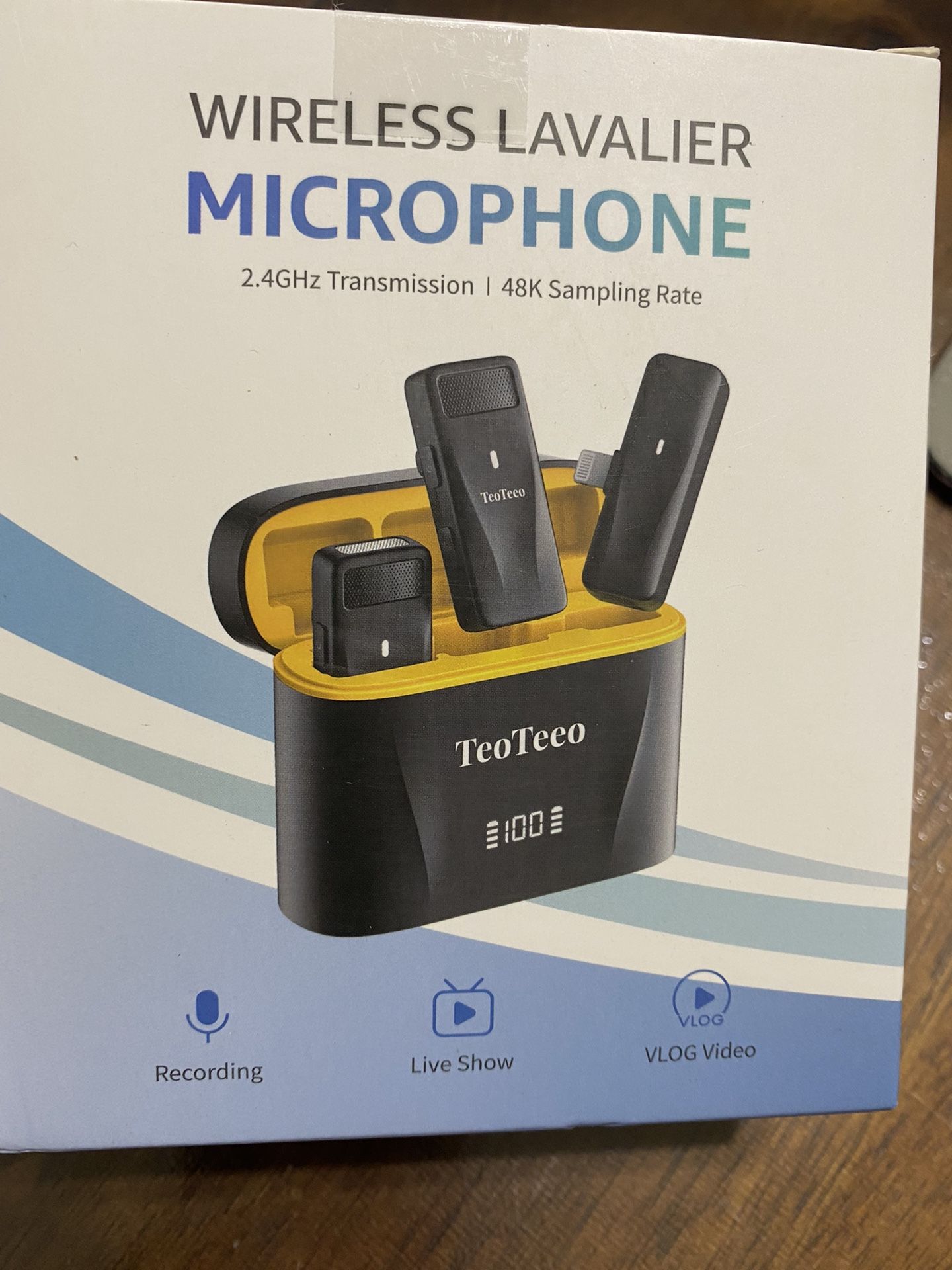 2pcs Wireless Lavalier Microphone for iPhone iPad with Charging Case