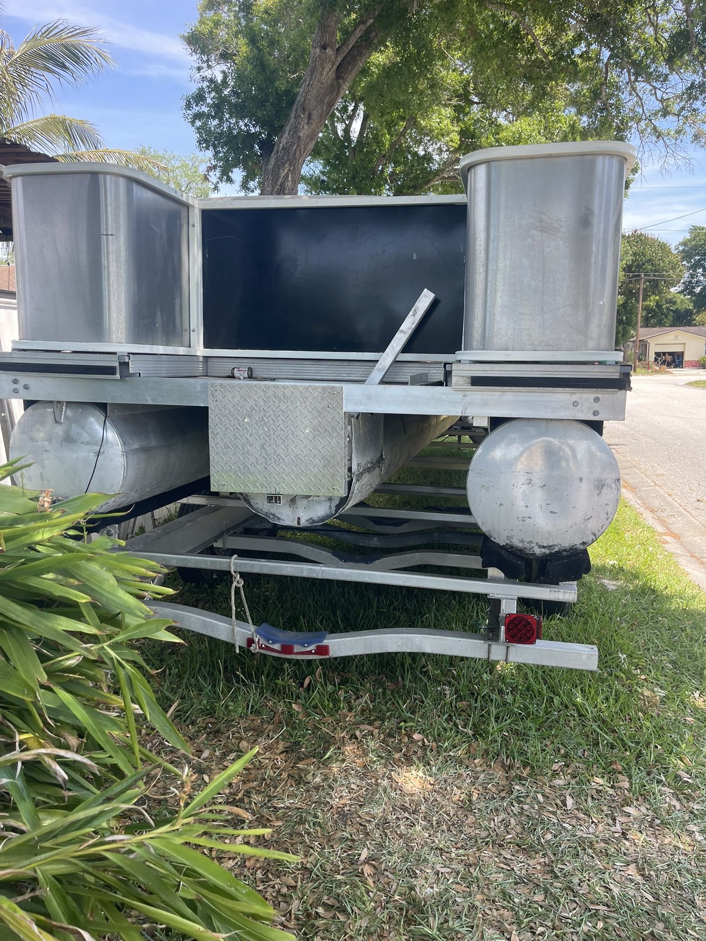 30’ Tritoon And Trailer 30’