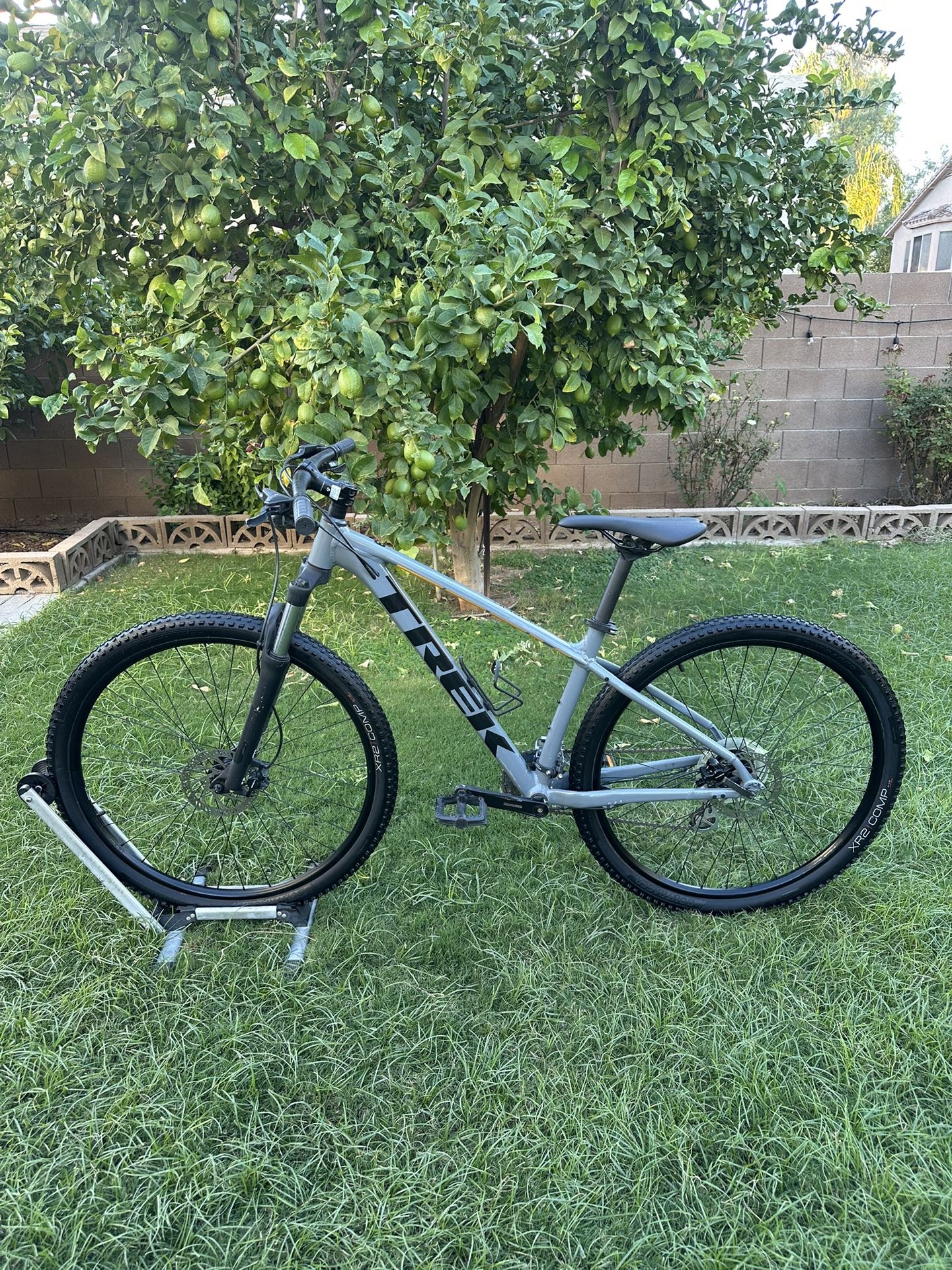 TREK MARLIN 6 MOUNTAIN BIKE, 29 ER, 8X2 SPEED, MEDIUM ALUMINUM FRAME