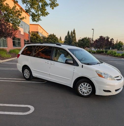 2009 Toyota Sienna LE. Clean Title. Runs perfectly. **Please READ**