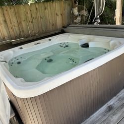 5-6 Person hot Tub Spa Fully Functional Very Good Condition 