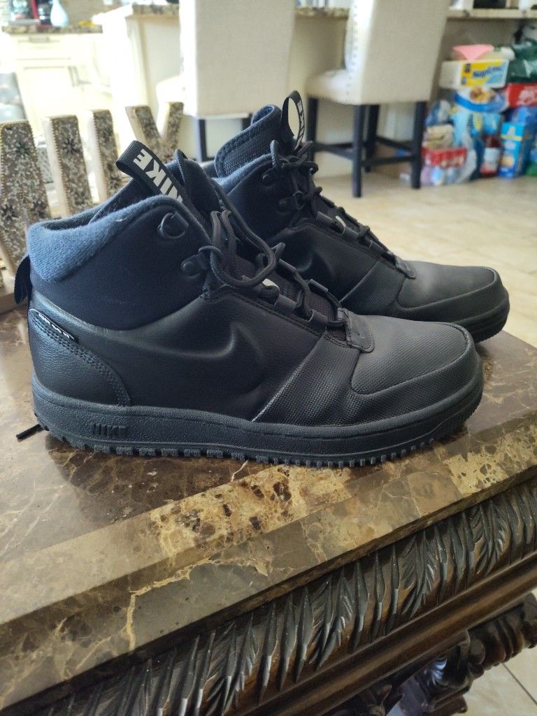 Nike Path WNTR Shoes 9.5