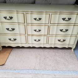 French Provincial 9-Drawer Dresser/Sideboard/ Console/Buffet