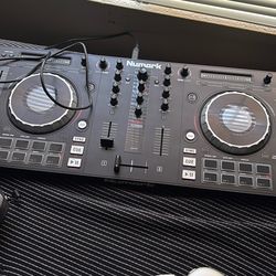 Numark Mixtrack Platinum FX 