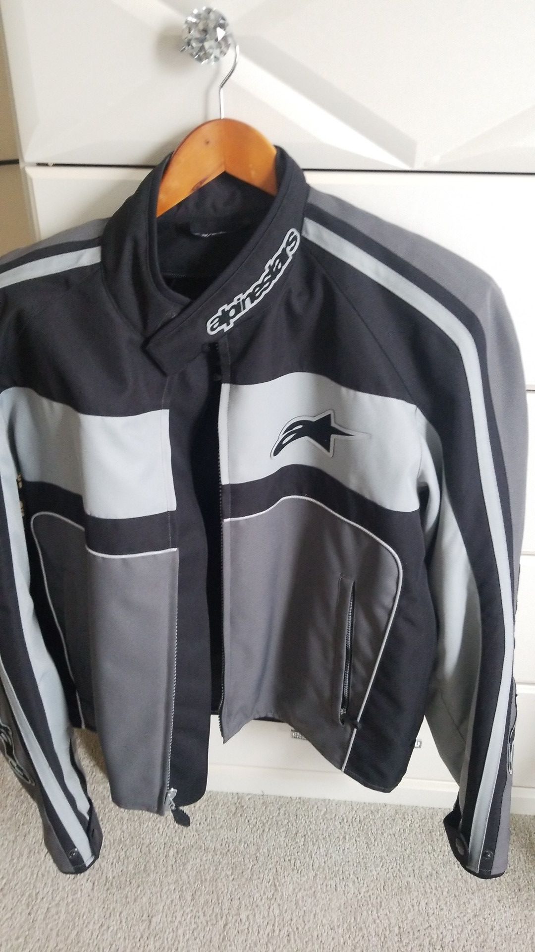 LIKE NEW ALPINESTARS motorcycle jacket. Mens XL. BLACK.