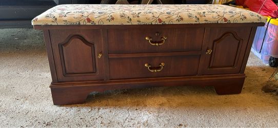 Vintage Lane Cedar Storage Bench / Blanket Chest - Excellent Condition