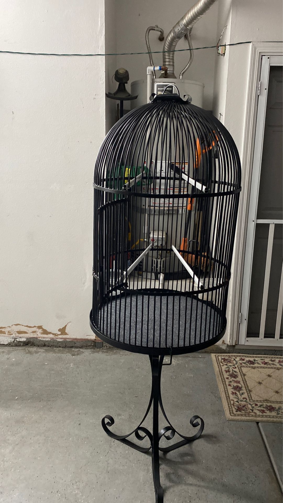 T 44 X R 78 nice clean good condition bird cage come with T 32 X R 78 nice clean good condition stand 2 dishes and carpet $ 99.
