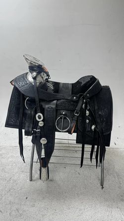 Montura charra con herraje y fuste plateado