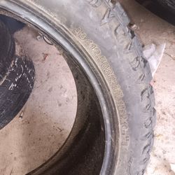 Tengo 2  Llantas. 33 × 12 50. 22.  $ 75 .cada Una 
