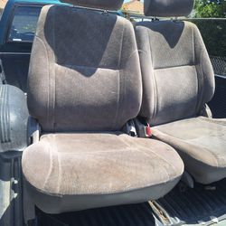 2002 toyota tacoma front seats in good condition 