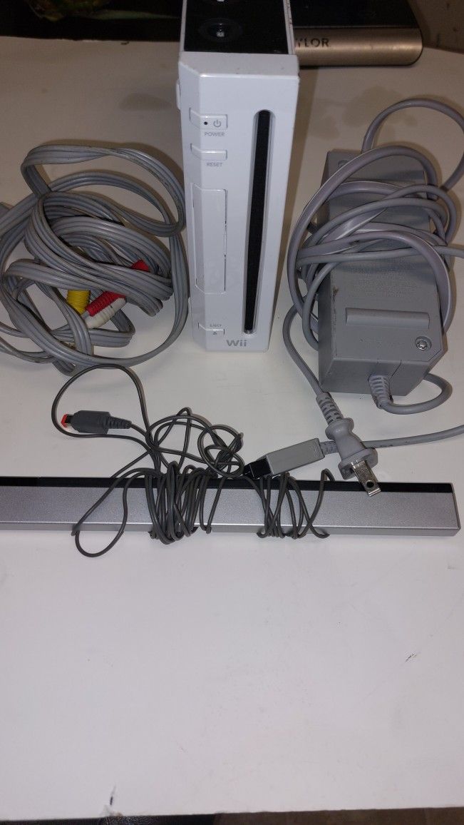 Nintendo Wii Console Only White RVL-001 Tested Working missing the 2 two covers, Scuffs & marks