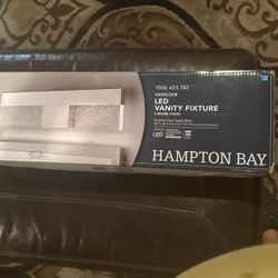 Lámpara Para Baño  Nueva En Su Caja  Pague $150 Pido Solo 100