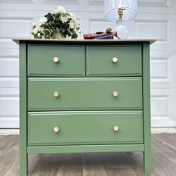 🌺 Newly Refinished Dresser/ Sage Green/ Details Below/ I Can Deliver 