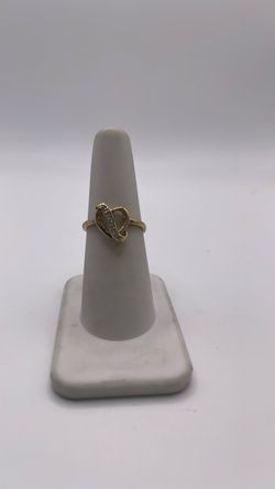 14K ring with a heart in the middle