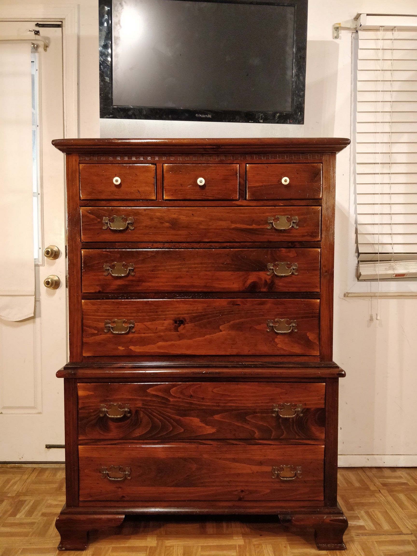 Nice solid wood tallboy ETHAN & ALLEN dresser with 8 drawers in good condition, all drawers working well, dovetail drawers. L38"*W21"*H54.3"