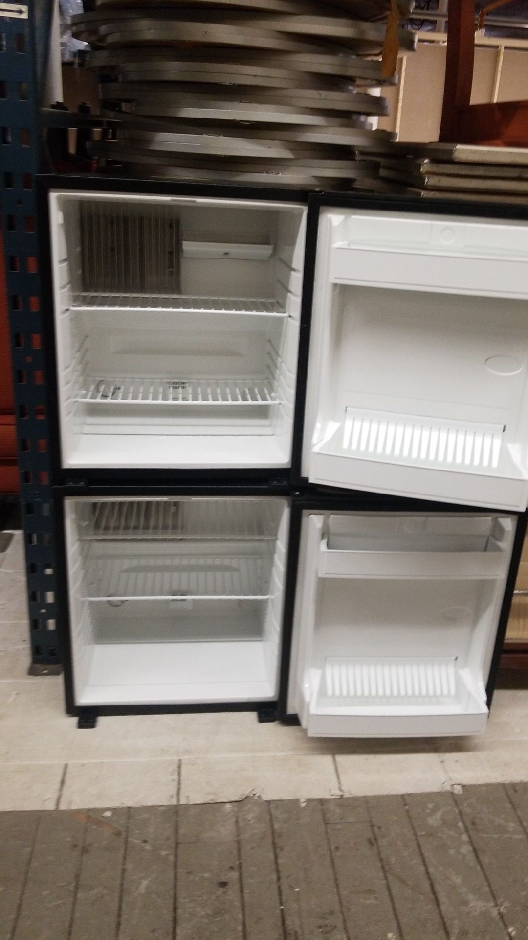 Hotel style mini fridge/cooler silent when working
