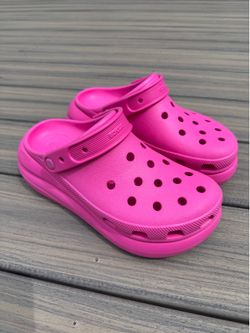Crocs Classic Clogs – Bright Pink | Women’s 9 / Men’s 7 | Excellent Condition