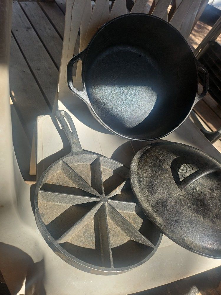 Cast Iron Large Pot ,Lodge USA, SEASONED,LID. Cornbread Skillet. Perfect Condition, SHOWLOW