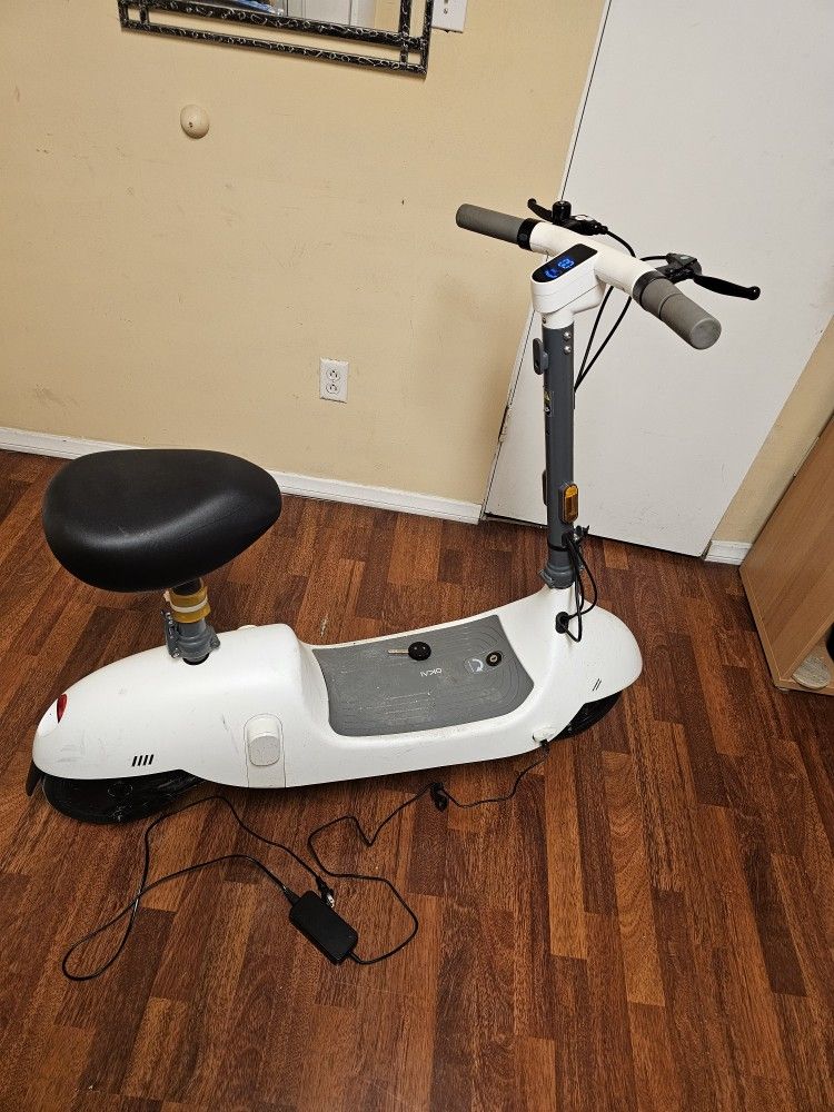 OKAI ELECTRIC SCOOTER 36V,LED LIGHTS,LCD DISPLAY,CHARGER INCLUDING, BRAKES,TIRES PNEUMATI
FOLDABLE 15MPH RUN IN VERY GOOD CONDITION YOU CAN TEST IT BE