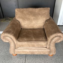 So nice! Great Condition! brown armchair with a rolled arm design and brass nailheads. Cute feet!