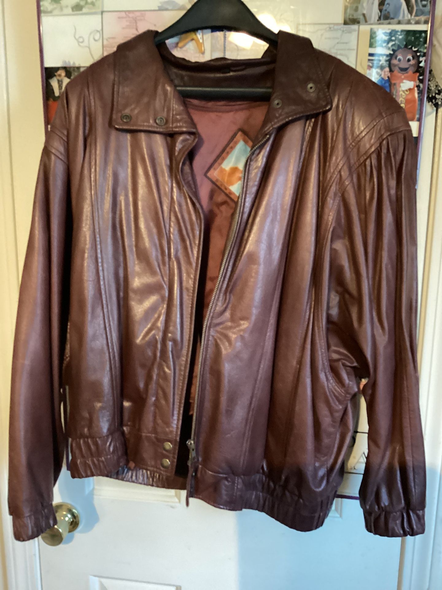 Men’s brown, leather bomber style jacket in great condition