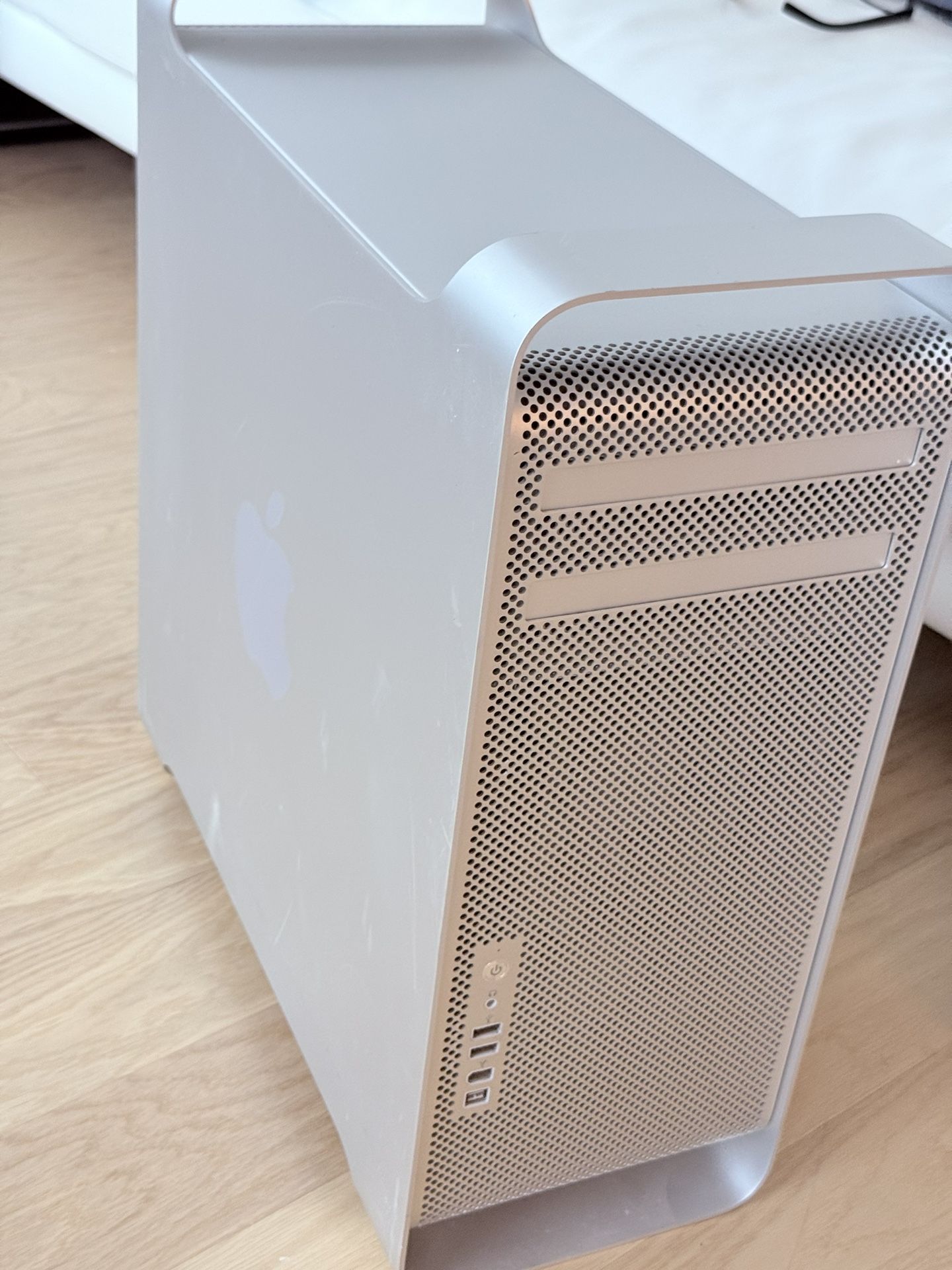 Apple Mac Pro 5,1 (Dual CPU Tower) β Legendary Aluminum Workstation β Chimes, Clean, Ready to Mod!