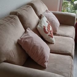 Sofá In Excellent Condition  90$ 