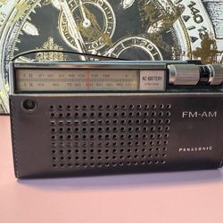 Vintage Panasonic RF-728 AM/FM portable radio