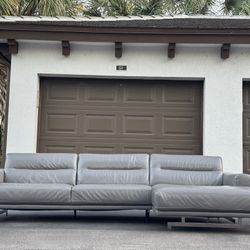Couch/Sofa Sectional - Leather - Natuzzi - Like New - Delivery Available 🚛