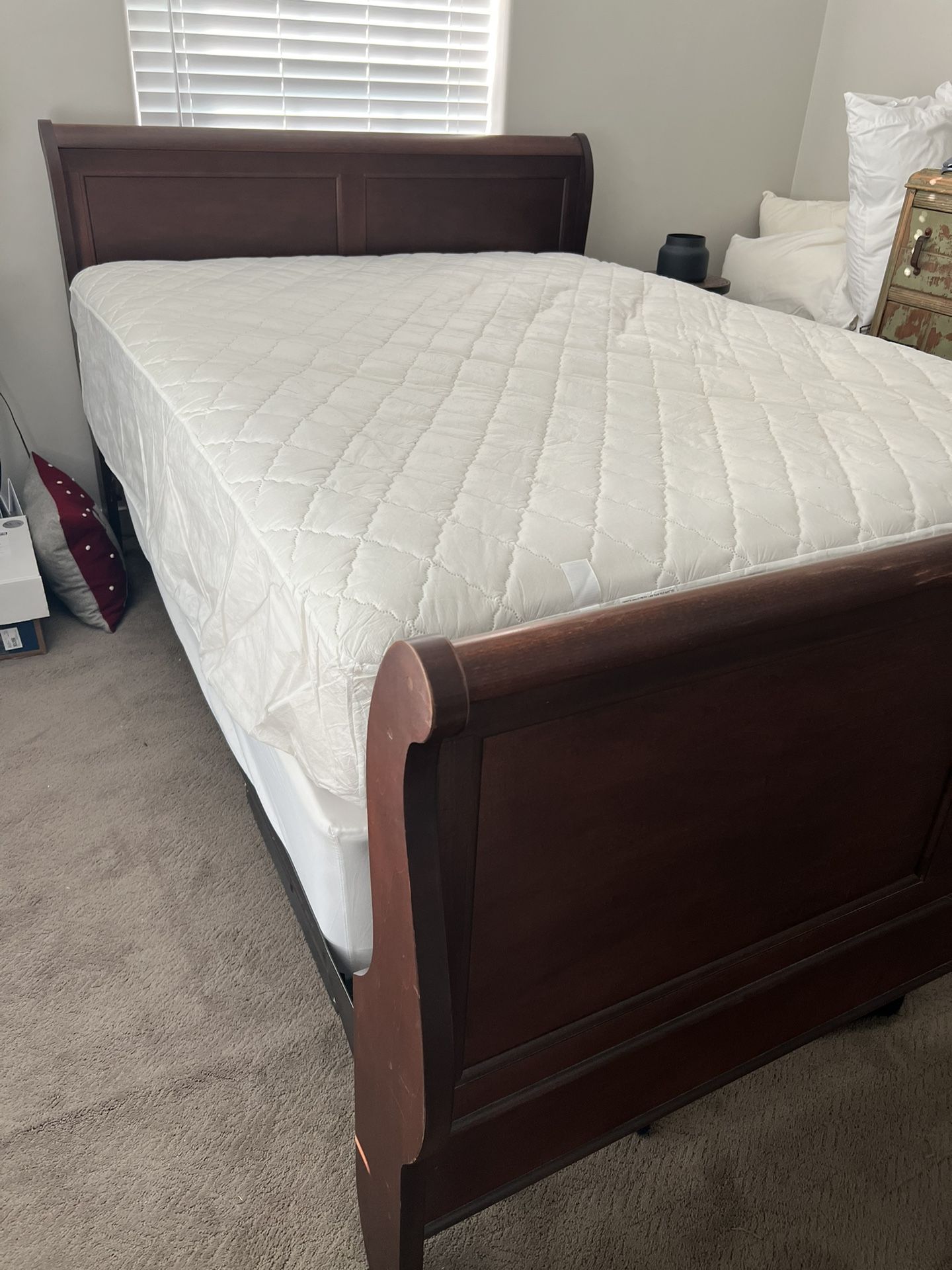 Sleigh Bed - Queen - Solid Wood