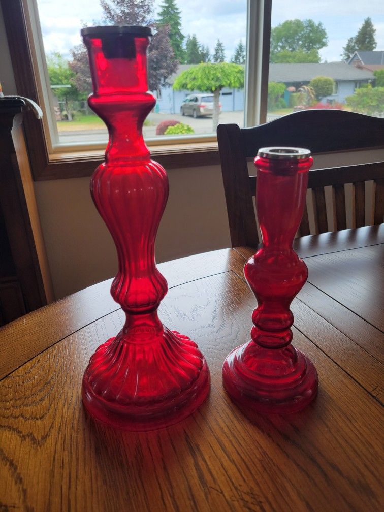 2 BEAUTIFUL CLEAR RED GLASS CANDLE HOLDERS. IN EXCELLENT CONDITION.